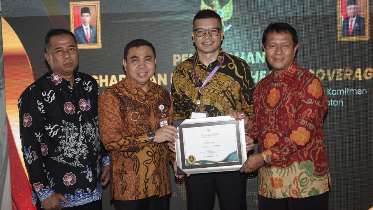 Pemprov Bengkulu Raih UHC Award 2024, Gubernur Rohidin Pastikan Akses Kesehatan untuk Semua