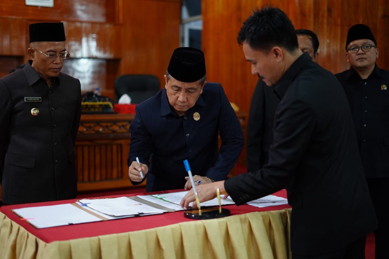 Rapat Paripurna Pengambilan Keputusan Bersama Bupati dan DPRD Terhadap Raperda APBD Tahun Anggaran 2025