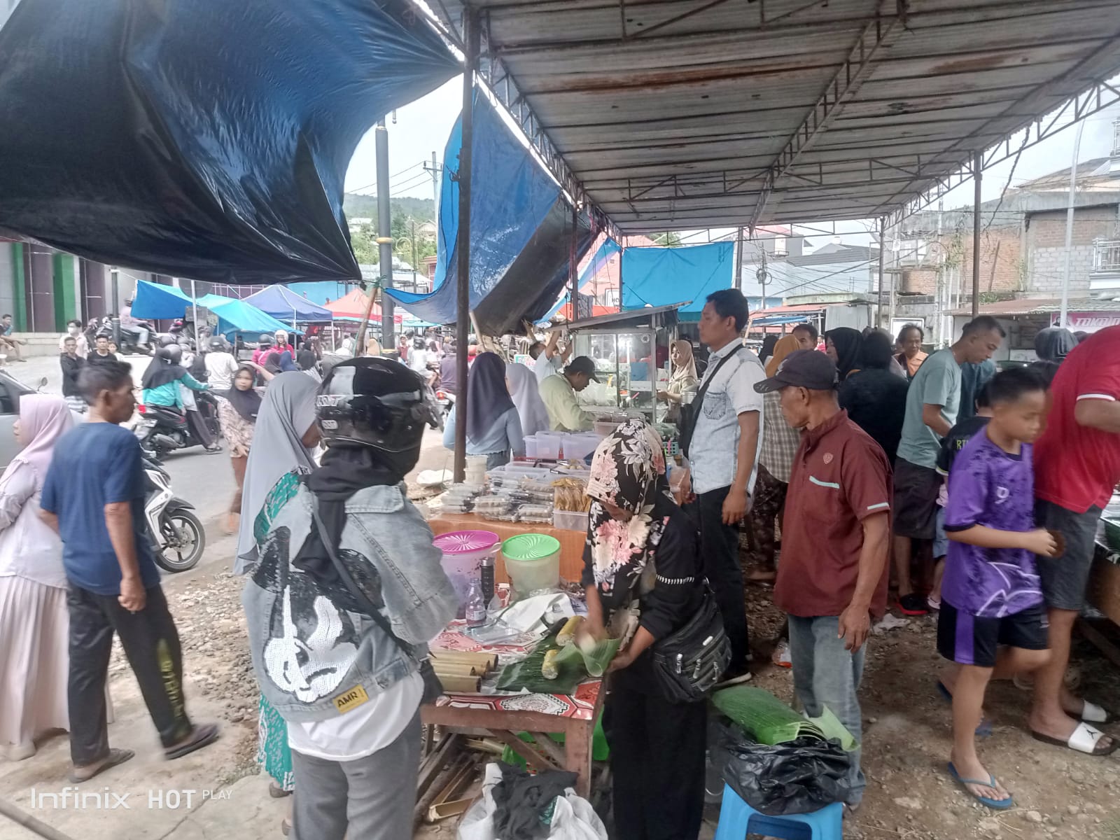 Hari pertama Puasa, Pasar Takjil Ramai Pembeli