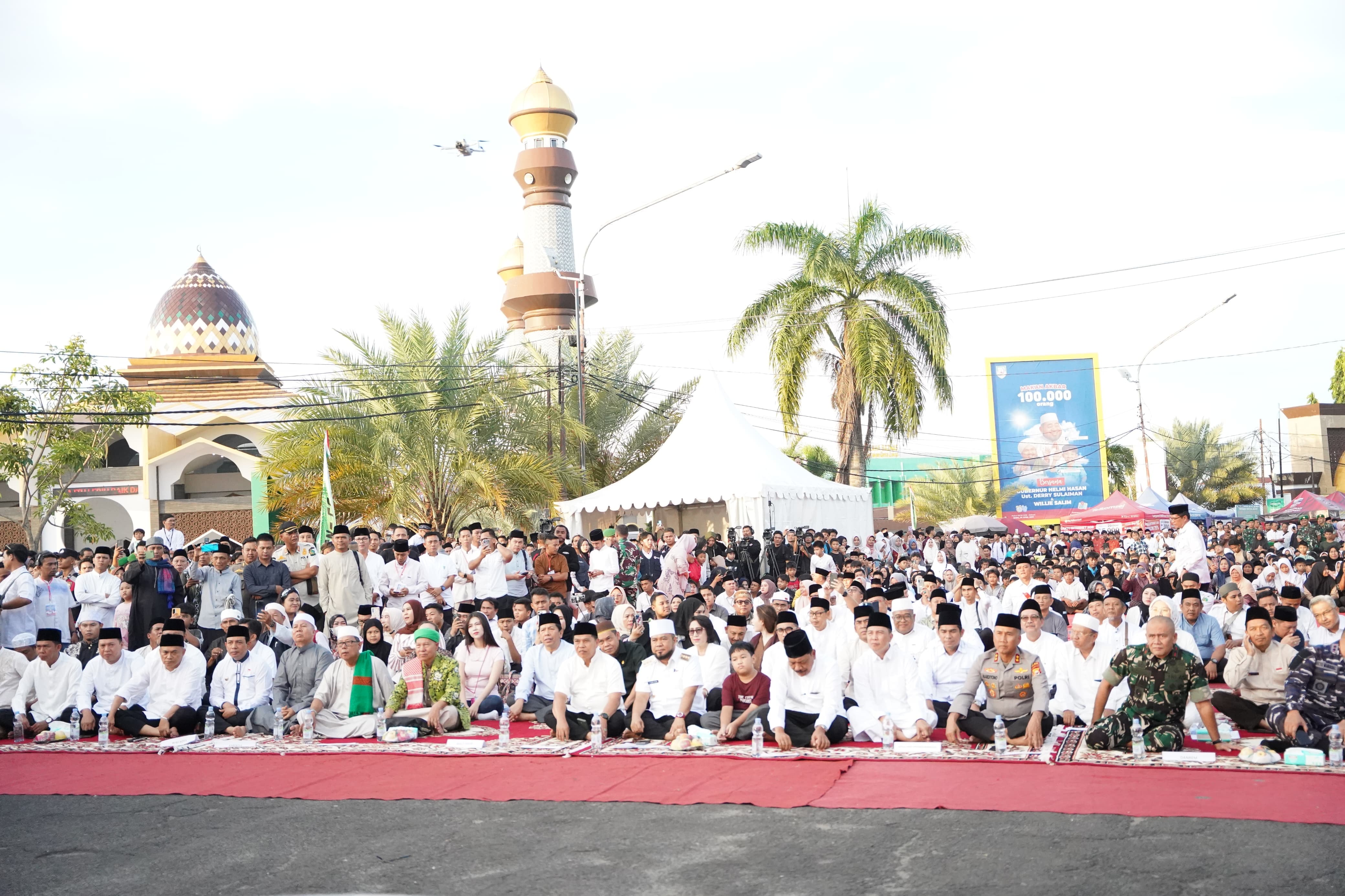 Makan Akbar 100 Ribu Orang Sukses, Gubernur Helmi dan Willie Salim Bagikan Hadiah Umroh