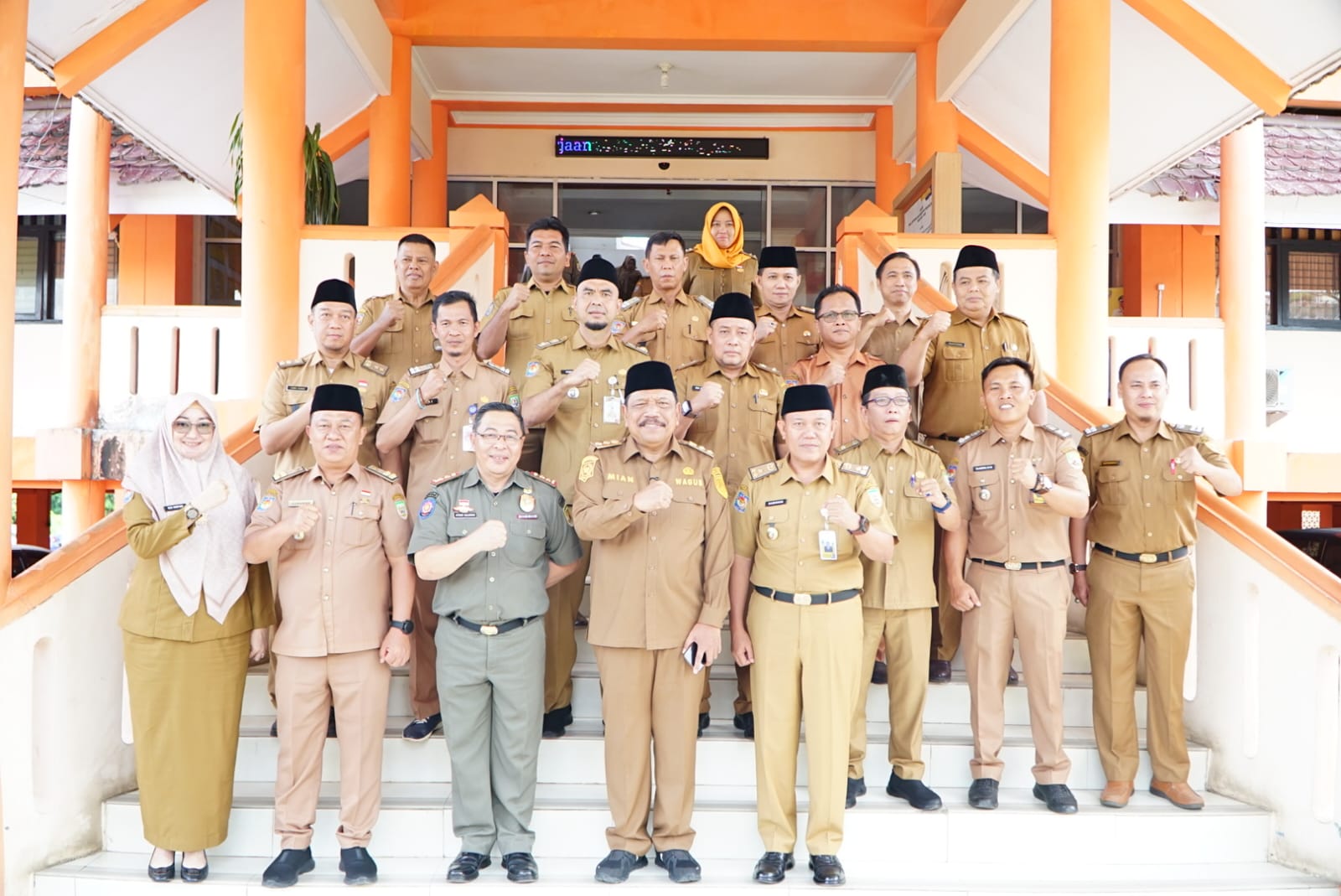 Kritik Dinas PUPR, Wagub Mian: Gedung Mewah, Jalan Masih Rusak