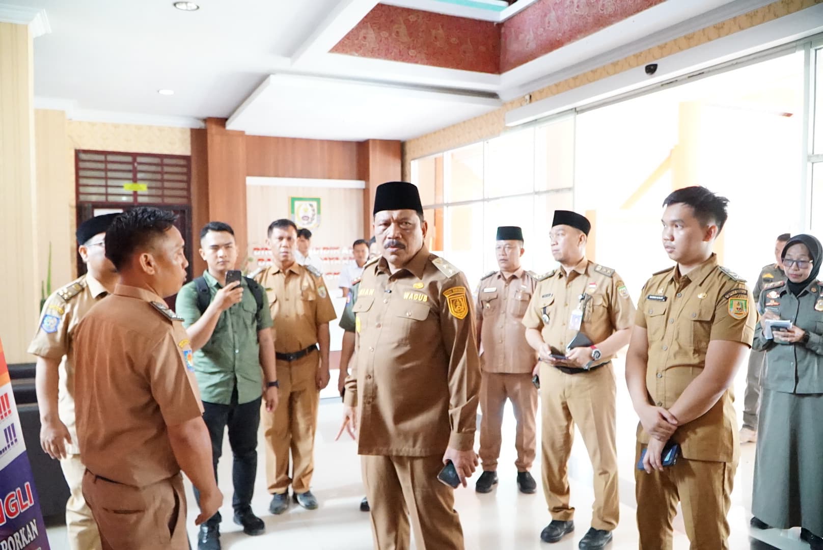 Kritik Dinas PUPR, Wagub Mian: Gedung Mewah, Jalan Masih Rusak