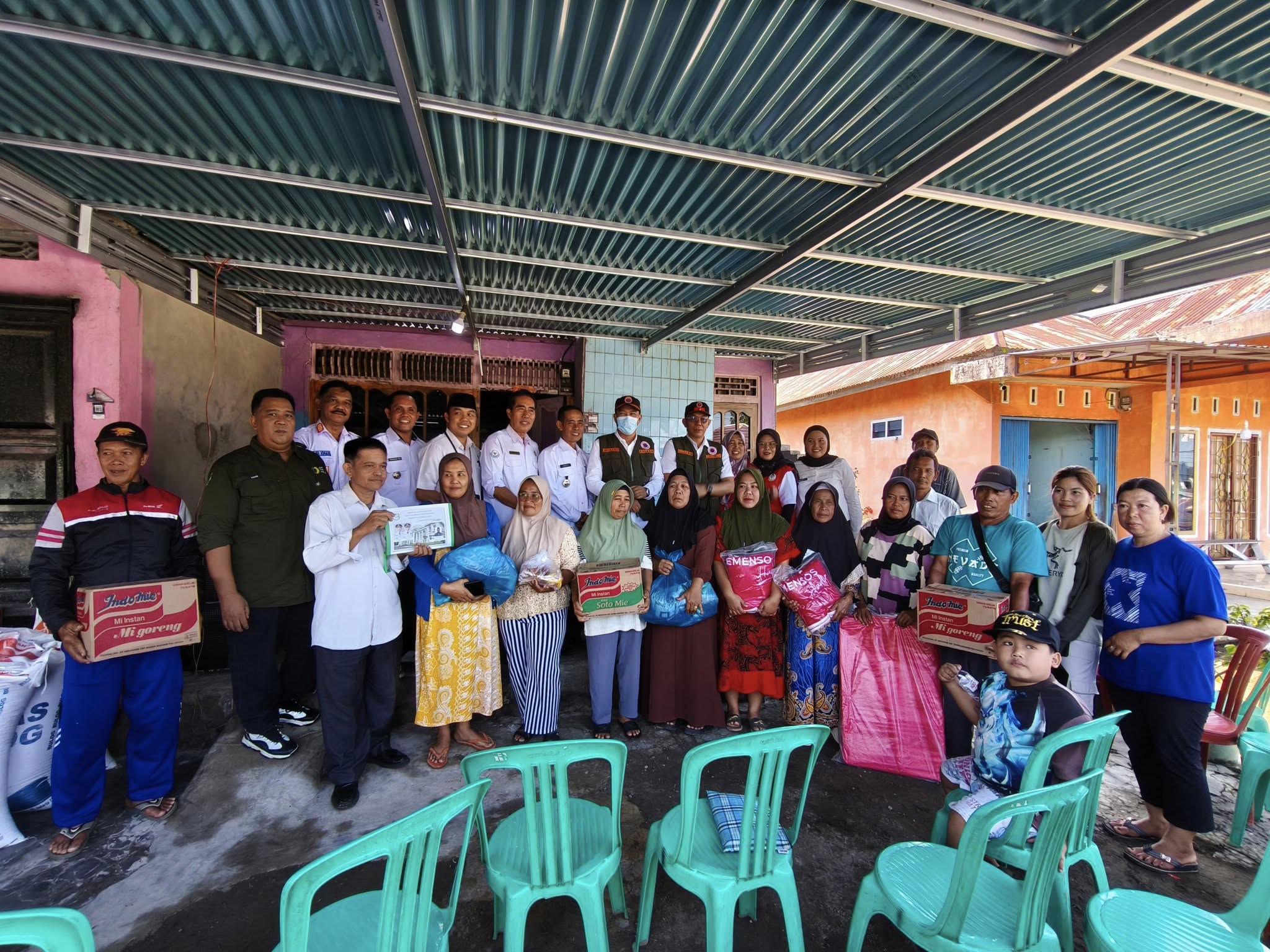 Bupati Kepahiang Serahkan Bantuan Kepada Korban Puting Beliung dan Korban Kebakaran 