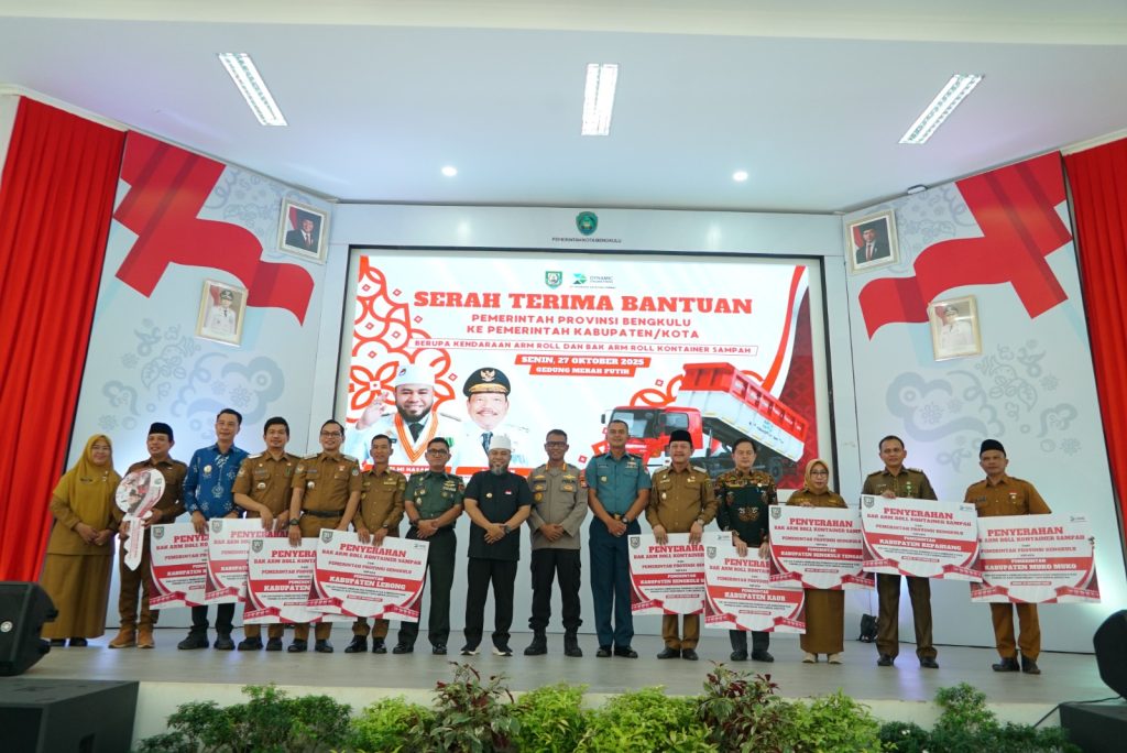 Wujudkan Bengkulu Bersih dan Sehat, Gubernur Helmi Hasan Serahkan Truk Sampah ke Kabupaten/Kota