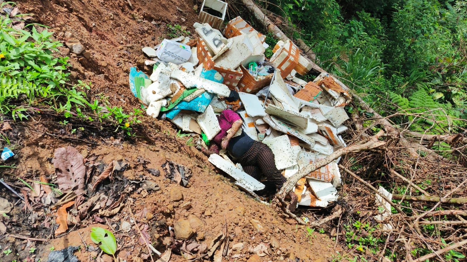 Mayat Wanita Berbaju Pink Ditemukan di Tumpukan Sampah Liku 9 Kepahiang