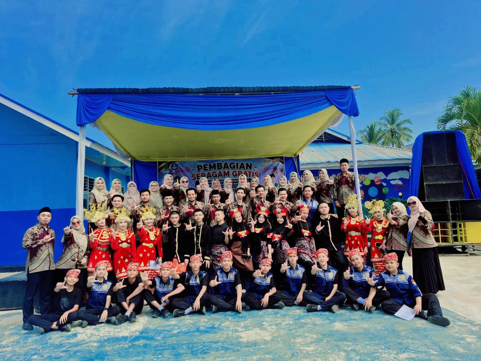 Pembagian Seragam Sekolah Gratis Oleh Bupati Lebong Sukses di SMPN 08 Lebong, Kepala Sekolah Ucapkan Terima Kasih