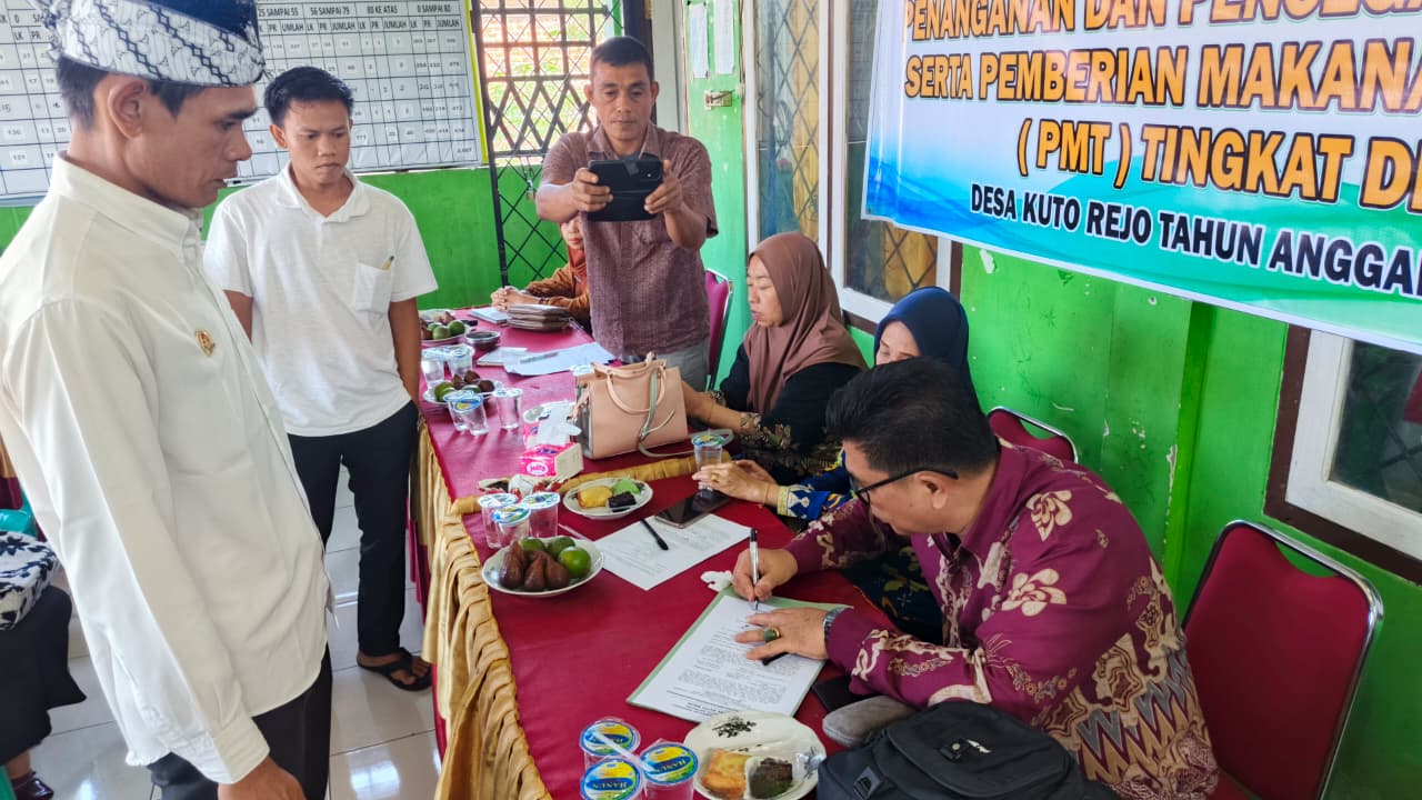 Pemdes Kuto Rejo Perkuat Upaya Cegah Stunting, Gandeng DPPKBP3A dan Tenaga Kesehatan Salurkan PMT