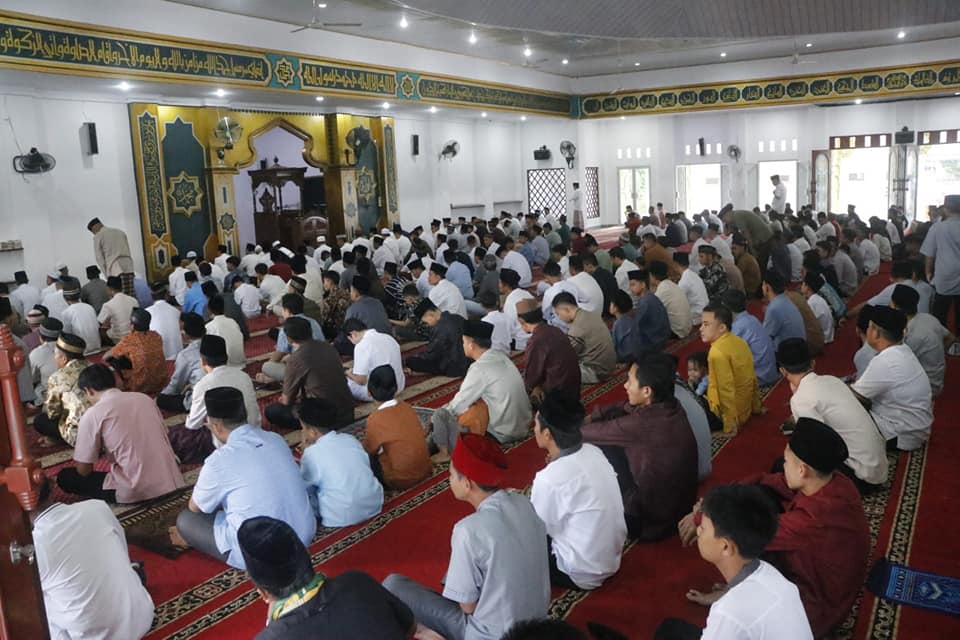Di Masjid Agung Baitul Falihin, Bupati Seluma Laksanakan Sholat Idul Fitri 1445 H Tahun 2024 
