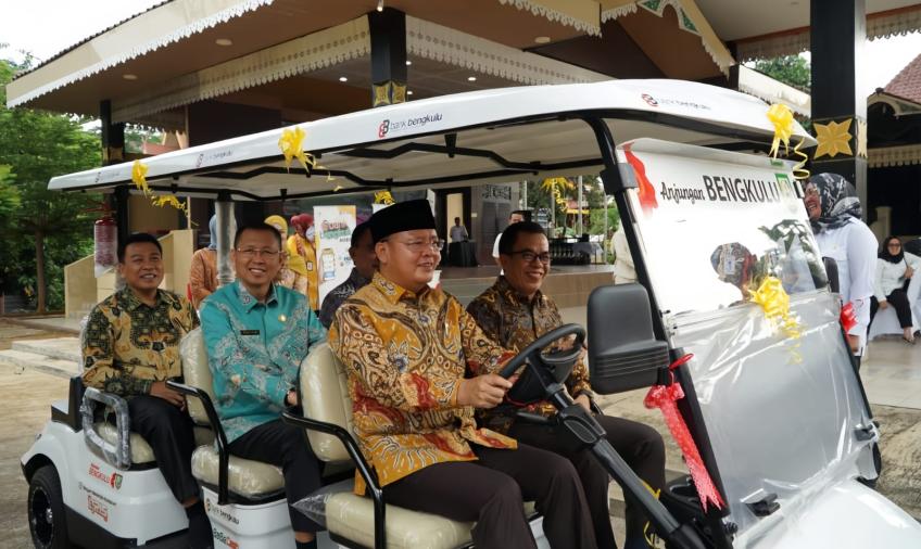 Kurangi Polusi Udara, Bank Bengkulu Serahkan Mobil Listrik Ke Anjungan Daerah Provinsi Bengkulu
