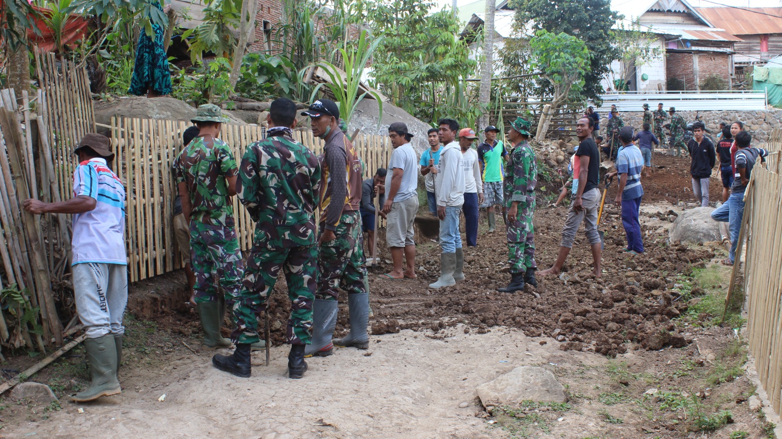 (Kondisi Jalan Desa Ria Mau Sebelum dilakukanya Pengecoran)