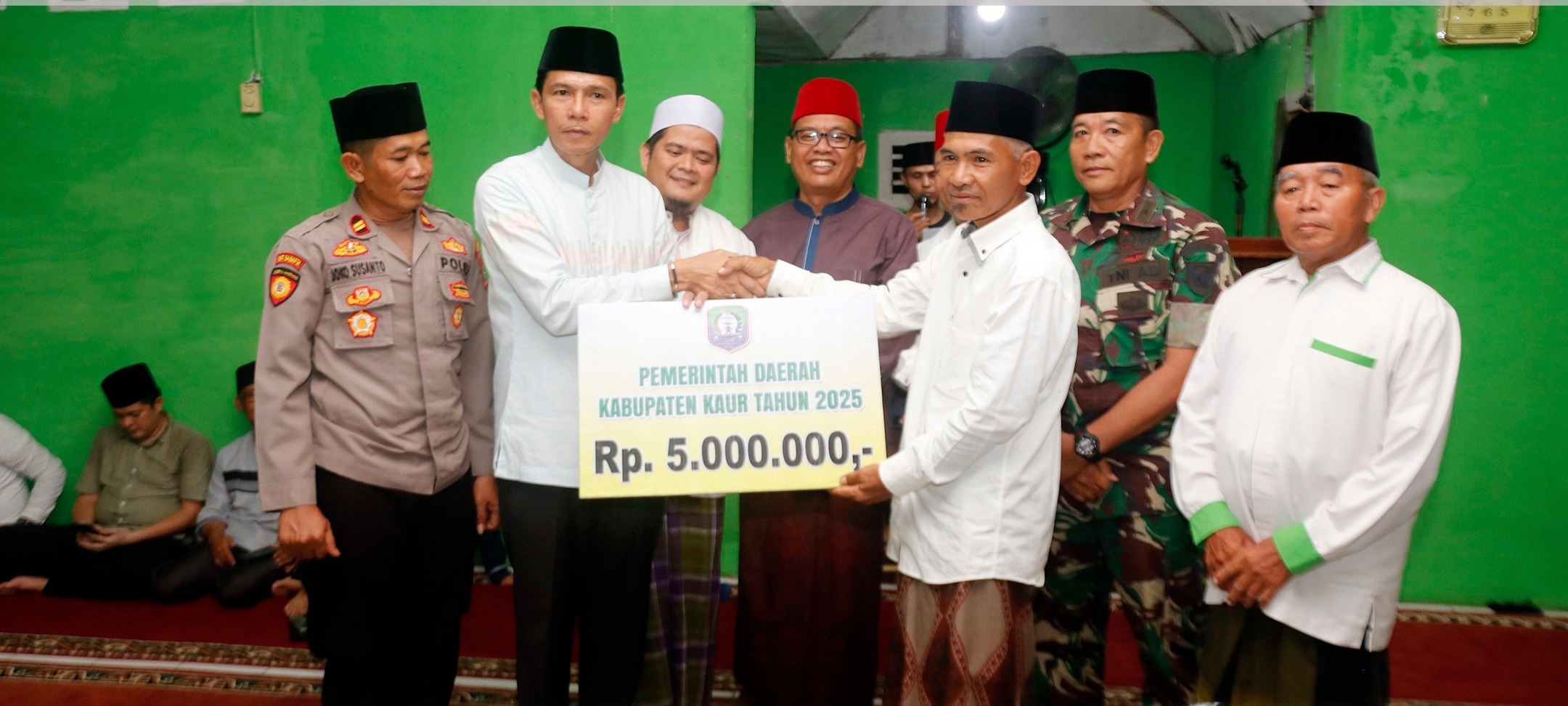 Safari Ramadhan Dengan  Warga Desa Padang Jati, Bupati Dicurhati Jalan dan Jembatan Gantung