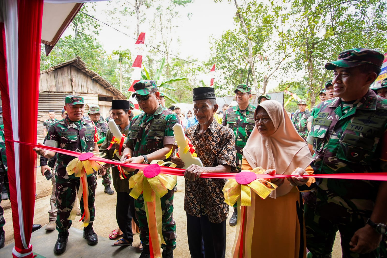 Wakasad Letjen TNI Agus Subiyanto Rsmikan RTLH TMMD 118 Kodim 1010/Tapin