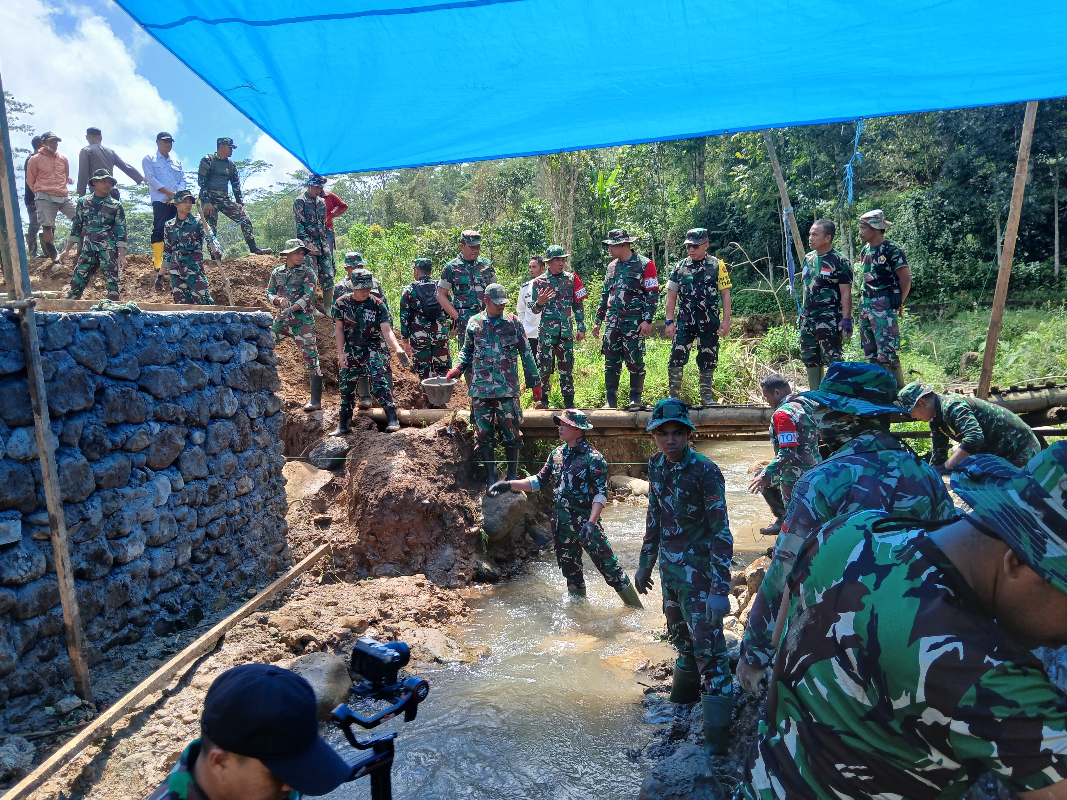Brigjen TNI Hadi Basuki, S. Sos., M. Tr (Han) saat meninjau lokasi kegiatan TMMD