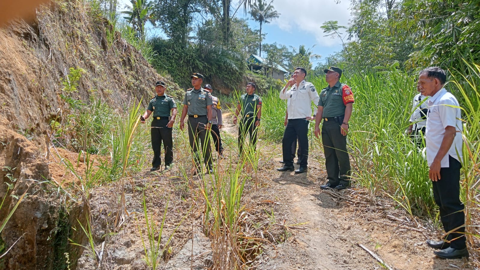 Jalan rusak menuju Desa Kayubihi sebelum dilaksanakan TMMD ke-120