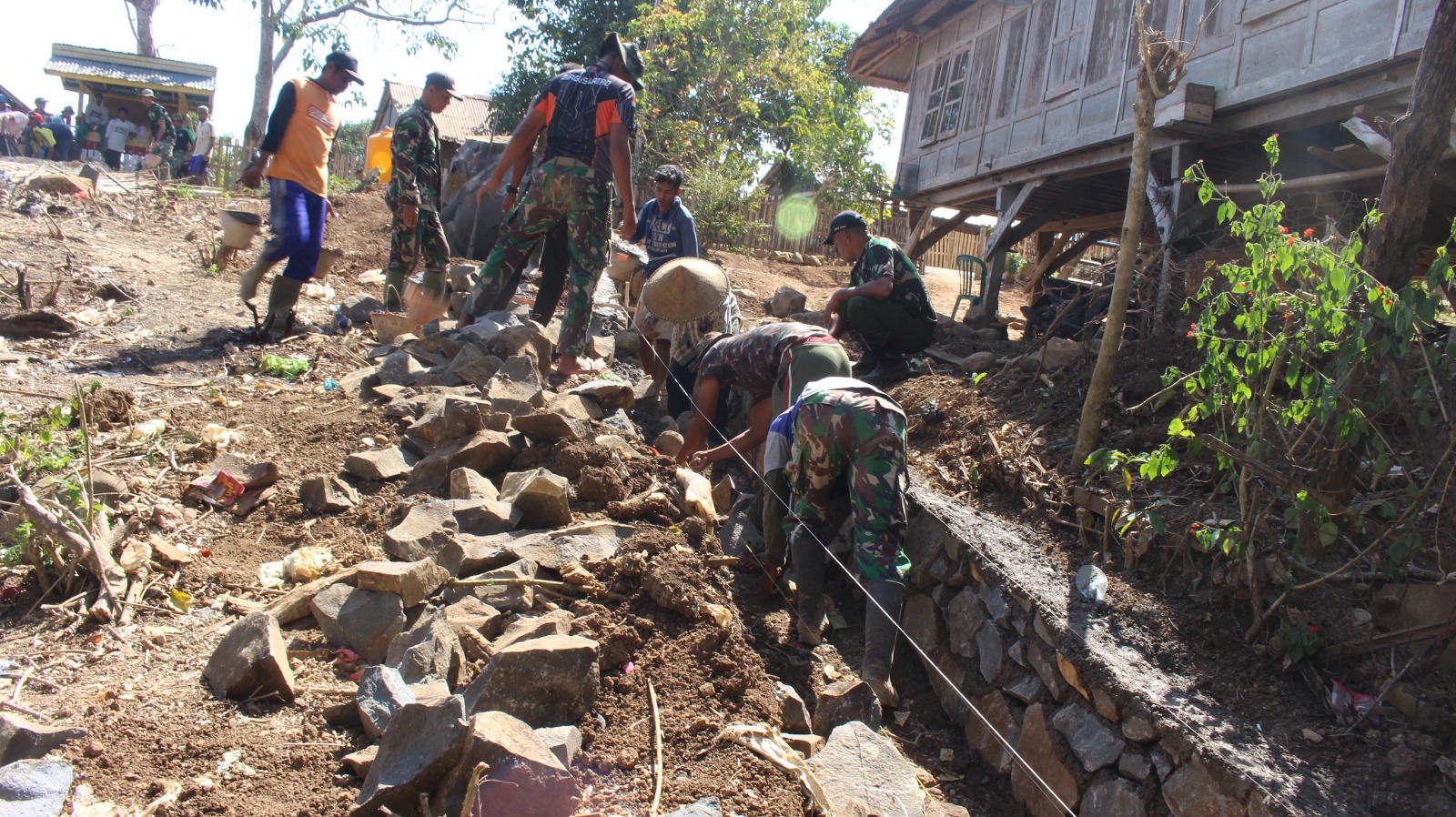 ( Kebersamaan Warga dan Satgas TMMD Kodim 1608/Bima saat Dalam Kegiatan Pembuatan Drainase )