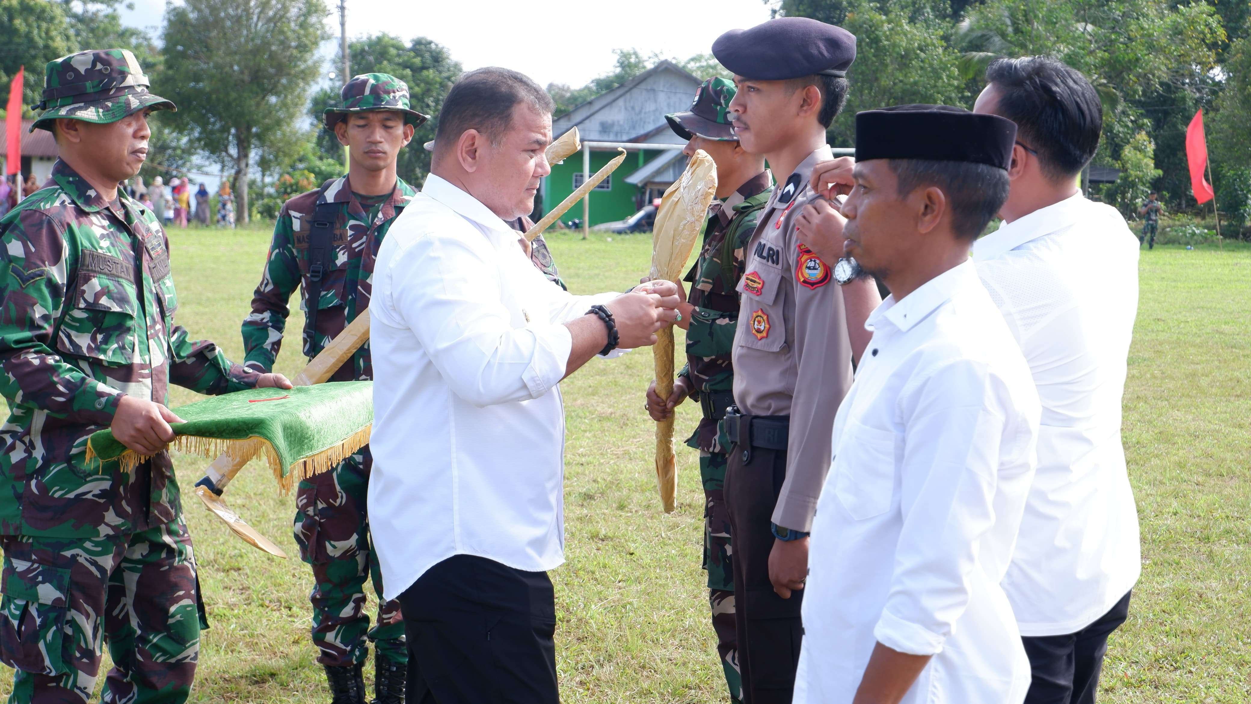 Pj. Bupati Sinjai, T.R. Fahsul Falah, saat menghadiri upacara pembukaan TMMD Ke 121