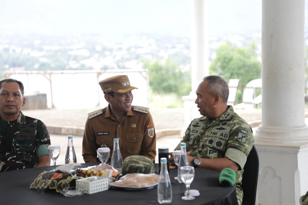 Wali Kota Bersama dengan Forkopimda ketika menyambut kedatangan Pangdam XIII Merdeka. (Foto: Diskominfo).