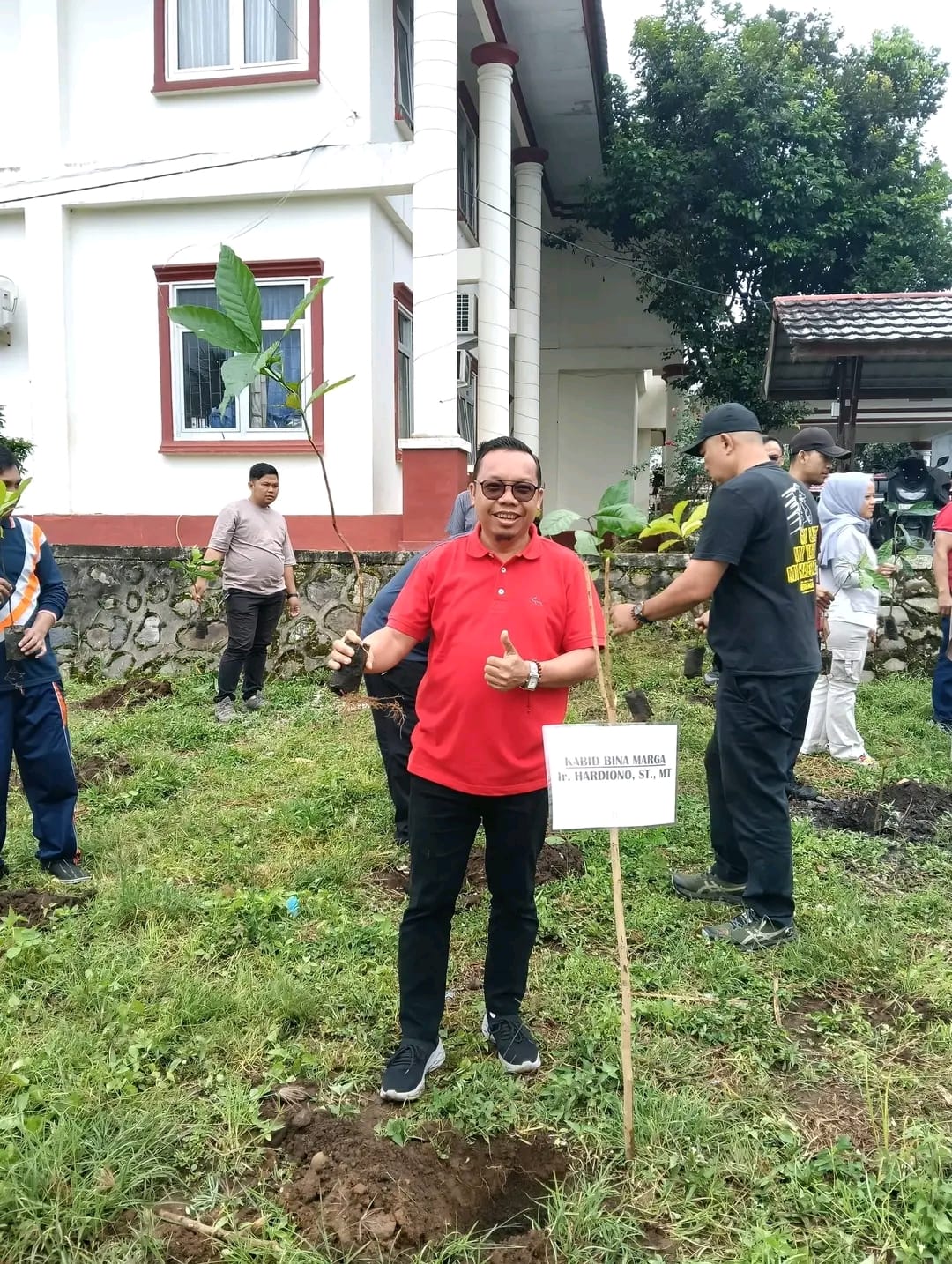 Dukung Program Bupati-Wabup, Dinas PUPR Kepahiang Tanam Kopi di Pekarangan Kantor