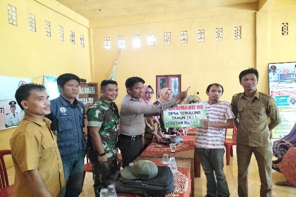 Bhabinkamtibmas simbolis menyalurkan BLT dd