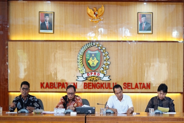 Pimpinan dan anggota DPRD bs