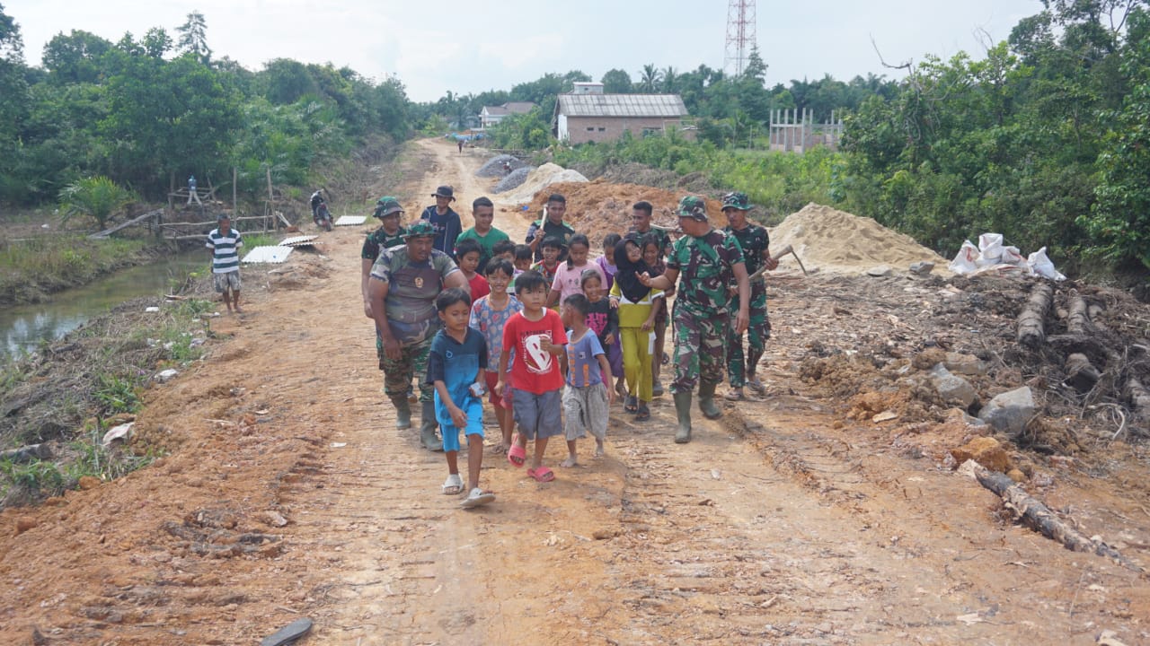 Satgas TMMD Kodim 0426/TB yang menjadi teman baru anak-anak Desa Sungai Badak
