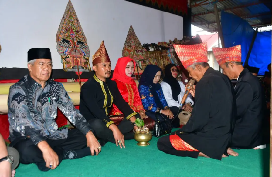 Bupati Rejang Lebong Ikuti Tasyakuran dan Sedekah Bumi Di Desa Karang Jaya