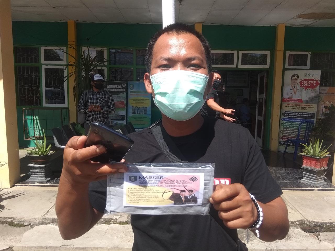 salah satu wartawan RB koran mendapatkan masker