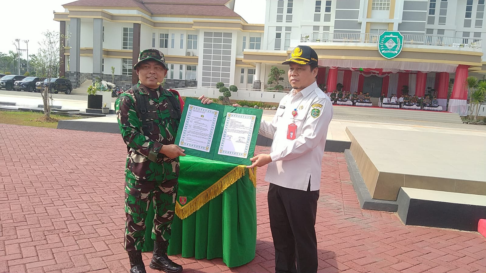 Dansagat Kodim 1010/Tapin Dan Bupati Tapin Menandatanagi Naskah TMMD Ke 118