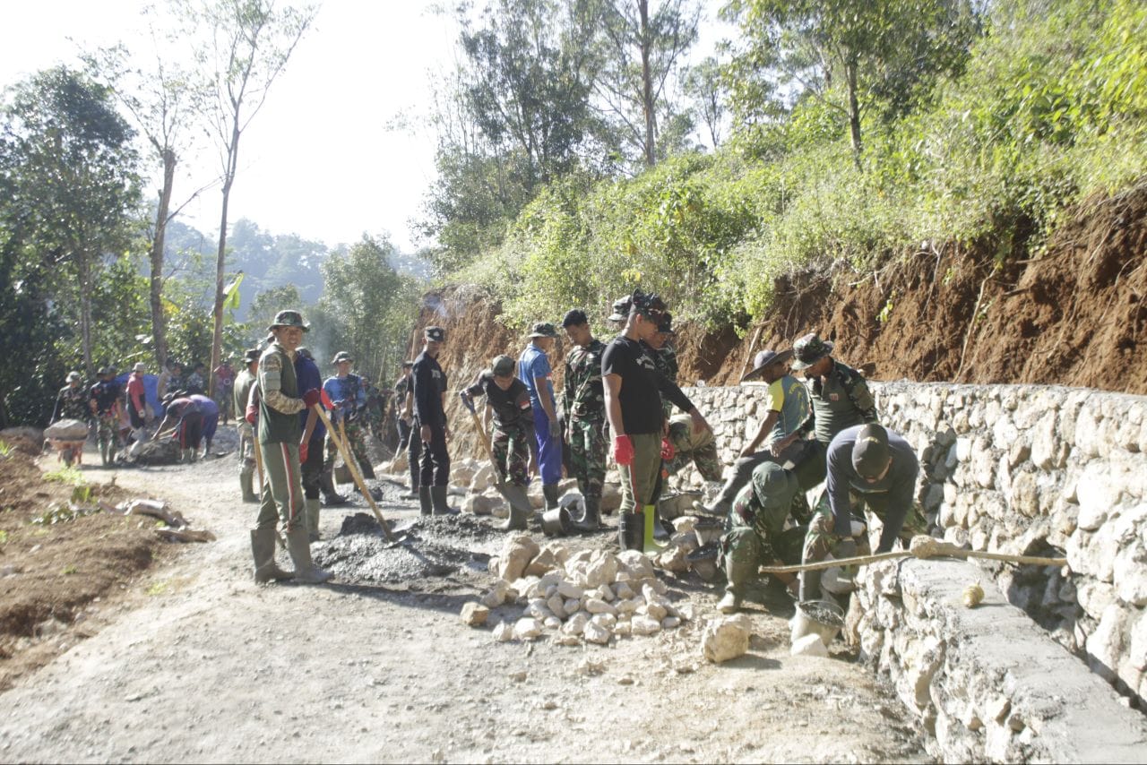 Pembangunan saluran gandeng/lapis tebing