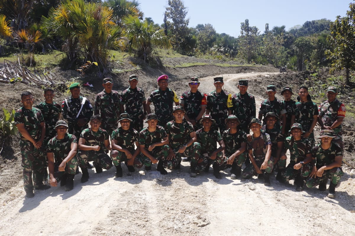 Mayor Jenderal TNI (Mar) Dr. Hermanto, S.E., M.M., CSBA., CTMP, saat meninjau lokasi kegiatan TMMD