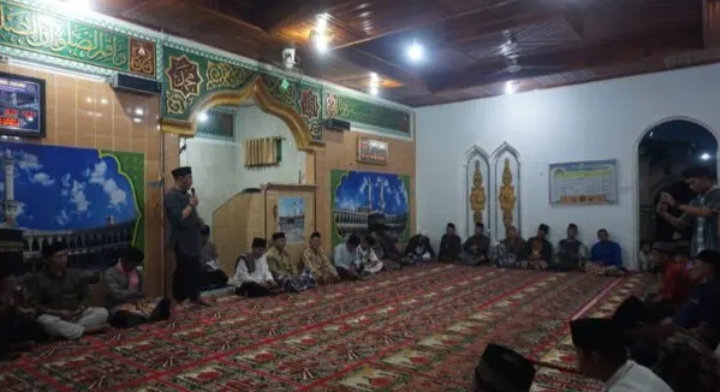 Safari Ramadhan, Wabub Berikan Bantuan di Desa Tanjung Aur Kecamatan Sindang Kelingi