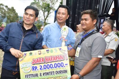 Fertival Durian Forkopimda Meriah, Durian Rosjonsyah Raih Juara I  Rejang Lebong, Wartaprima.com – Bertempat di Lapangan Dwi Tunggal Curup, Forkopimda Kabupaten Rejang Lebong menggelar Festival Durian, dengan Durian Rosjonsyah milik Soleh C asal Padang Ulak Tanding berhasil terpilih sebagai juara I, Kamis, (23/1).  Untuk diketahui, Nama Rosjonsyah diberikan langsung Plt. Gubernur Bengkulu, Dr.Rosjonsyah saat menyerahkan hadiah pertama berupa piala dan uang pembinaanRp 5.000.000.Saat itu, gubernur didaulat untuk memberi nama durian terbaikitu. ‘’Durian juara I ini saya beri nama saya Rosjonsyah,’’ kata gubernur.  Sedangkan juara II direbut durian Tri Brata milik Irwansyah petani Sindang Beliti Ulu.Nama Tri Barata diberikan Kapolres, AKBP.Eko Budiman, SIK, MIK, MSi. Juara II mendapat hadiah berupa piala dan uang tunai Rp. 4.000.000.Juara III diraih durian Parlemen milik Efri dari Sindang Beliti Ilir. Nama durian parlemen diberikan Ketua DPRD, JuliansyahYayan.Juara III mendapat piala dan uang tunaiRp. 3.000.000.  Juara harapan I disabet durian Pat Petulai. Nama Pat Petulai diberikan BupatiTerpilihM.Fikri, SE, MAP bersama Wabup terpilih, Dr.Hendri Praja, SSTP MSi. Juara harapan I mendapat hadiah piala yang uang tunai Rp.2.000.000. Harapan II dimenangi durian Adhiyaksa milik Dewi Murni dari Sindang Beliti Ilir. Nama Adhiyaksa diberikan Kajari, Fransisco Tarigan, SH, MH. Juara harapan II mendapat piala dan uang tunai Rp. 1.000.000.  Sedangkan 2 juara favorit pilihan masyarakat di rebut, durian Mansyur dan Ilham. Keduanya masing masing mendapat hadiah uang tunai Rp.750.000. Durian favorit I diberi nama Durian Sriwijaya oleh Dandim 0409, Letkol.Arh. Erfan Yuli Saputro. Dan durian favorit II diberi nama Dharma Yukti oleh Ketua Pengadilan Negeri, Santonius Tampubolon, SH, MH.  Duarian juara itu dipilih tim juri yang terdiri dari Dr. Hamdan, Irma Calista, ST, M.Agr.Sc dari BSIP Bengkulu dan Eko Fransisco dari Curup.   ‘’Rangkaian Festival Durian ini dilaksanakan 22-23 Januari 2025. Tanggal 22 Januari dilaksanakan Senimar Ke