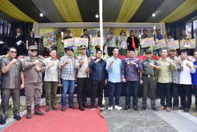 Fertival Durian Forkopimda Meriah, Durian Rosjonsyah Raih Juara I  Rejang Lebong, Wartaprima.com – Bertempat di Lapangan Dwi Tunggal Curup, Forkopimda Kabupaten Rejang Lebong menggelar Festival Durian, dengan Durian Rosjonsyah milik Soleh C asal Padang Ulak Tanding berhasil terpilih sebagai juara I, Kamis, (23/1).  Untuk diketahui, Nama Rosjonsyah diberikan langsung Plt. Gubernur Bengkulu, Dr.Rosjonsyah saat menyerahkan hadiah pertama berupa piala dan uang pembinaanRp 5.000.000.Saat itu, gubernur didaulat untuk memberi nama durian terbaikitu. ‘’Durian juara I ini saya beri nama saya Rosjonsyah,’’ kata gubernur.  Sedangkan juara II direbut durian Tri Brata milik Irwansyah petani Sindang Beliti Ulu.Nama Tri Barata diberikan Kapolres, AKBP.Eko Budiman, SIK, MIK, MSi. Juara II mendapat hadiah berupa piala dan uang tunai Rp. 4.000.000.Juara III diraih durian Parlemen milik Efri dari Sindang Beliti Ilir. Nama durian parlemen diberikan Ketua DPRD, JuliansyahYayan.Juara III mendapat piala dan uang tunaiRp. 3.000.000.  Juara harapan I disabet durian Pat Petulai. Nama Pat Petulai diberikan BupatiTerpilihM.Fikri, SE, MAP bersama Wabup terpilih, Dr.Hendri Praja, SSTP MSi. Juara harapan I mendapat hadiah piala yang uang tunai Rp.2.000.000. Harapan II dimenangi durian Adhiyaksa milik Dewi Murni dari Sindang Beliti Ilir. Nama Adhiyaksa diberikan Kajari, Fransisco Tarigan, SH, MH. Juara harapan II mendapat piala dan uang tunai Rp. 1.000.000.  Sedangkan 2 juara favorit pilihan masyarakat di rebut, durian Mansyur dan Ilham. Keduanya masing masing mendapat hadiah uang tunai Rp.750.000. Durian favorit I diberi nama Durian Sriwijaya oleh Dandim 0409, Letkol.Arh. Erfan Yuli Saputro. Dan durian favorit II diberi nama Dharma Yukti oleh Ketua Pengadilan Negeri, Santonius Tampubolon, SH, MH.  Duarian juara itu dipilih tim juri yang terdiri dari Dr. Hamdan, Irma Calista, ST, M.Agr.Sc dari BSIP Bengkulu dan Eko Fransisco dari Curup.   ‘’Rangkaian Festival Durian ini dilaksanakan 22-23 Januari 2025. Tanggal 22 Januari dilaksanakan Senimar Ke