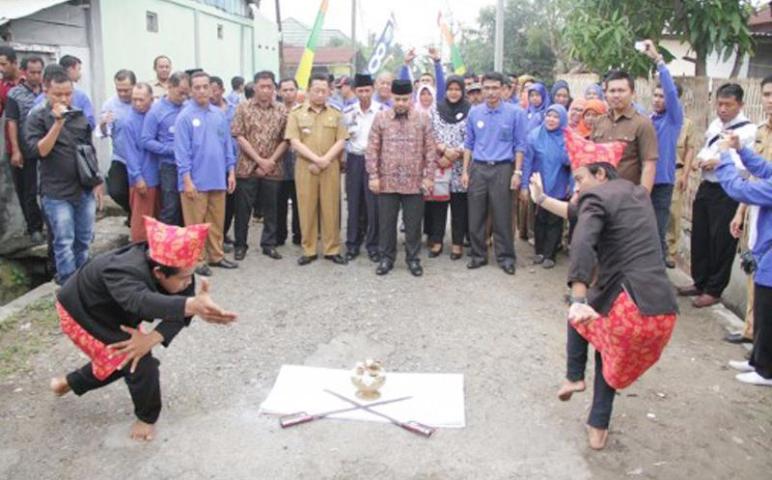 Walikota Helmi secara resmi meluncurkan program pencegahan dan peningkatan kualitas kawasan permukiman kumuh kota Bengkulu di kawasan Keluarahan Lempuing.