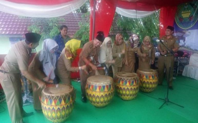 Wakil Walikota Patriana Sosialinda yang diwakili oleh Asisten I Setda Kota Bengkulu Fachriza Razie membuka secara resmi bazar dan pasar rakyat di Lapangan View Tower