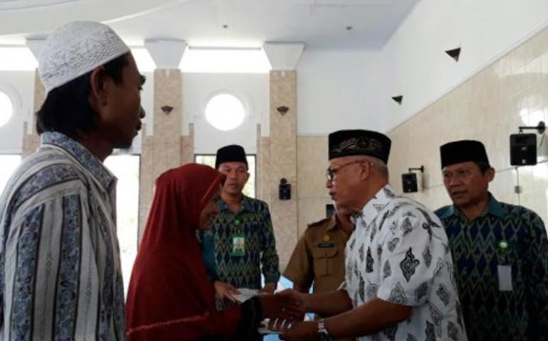 Baznas Kota Bengkulu menyalurkan zakat kepada 40 mustahiq di Masjid At-taqwa