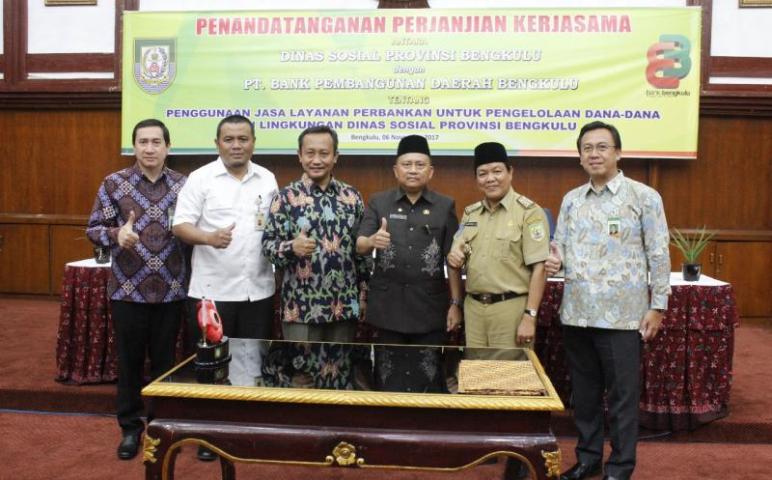 Foto bersama usai Penandatanganan Perjanjian Kerjasama antara Dinsos Provinsi dengan PT. BPD Bengkulu tentang Penggunaan Jasa Layanan Perbankan.