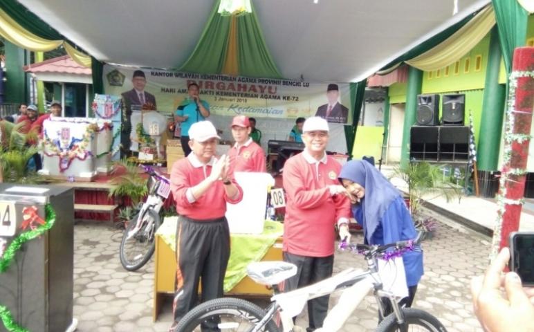 Kakanwil Kemenag Memberikan Hadiah Kepada Pemenang Jalan Santai