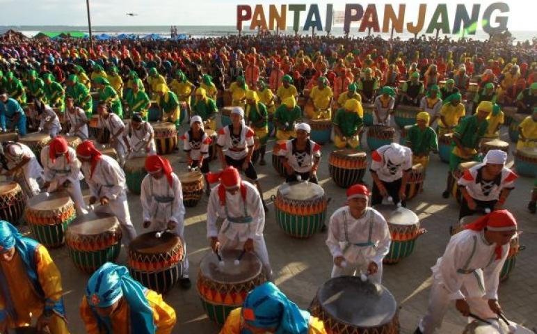 Tari Dol di Pantai Panjang Bengkulu