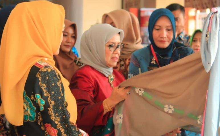 Ketua Umum Dewan Kerajinan Nasional Mufidah Jusuf Kalla, puji kreatifitas para pengrajin Bengkulu.