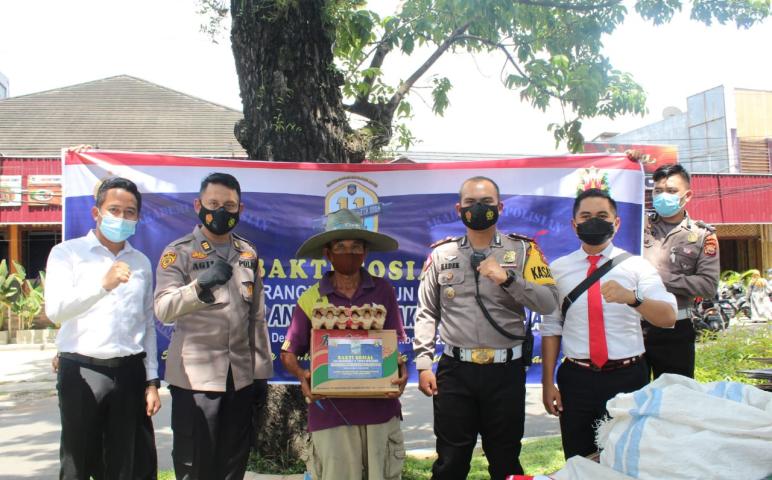 Polisi Ganteng Pemikul Beras, Telur dan Mie