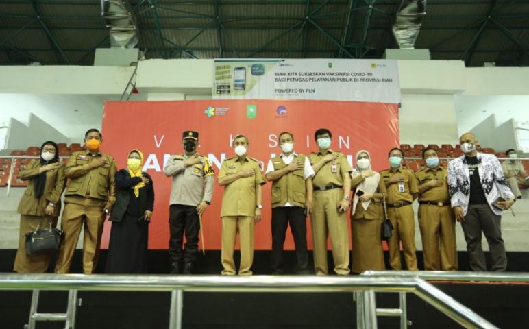 Gubernur Riau Apresiasi Tenaga Kesehatan dan Petugas Publik Pada Vaksinasi Tahap Kedua