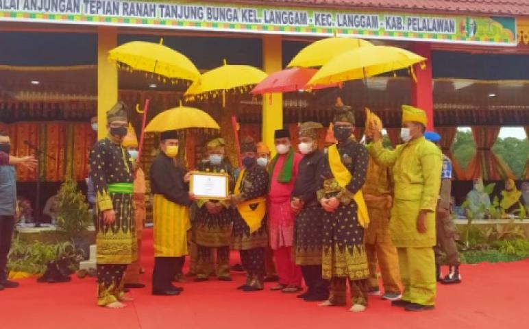 Gubernur Syamsuar Serahkan Dua Penghargaan dari Unesco kepada Pemerintah Kabupaten Pelalawan