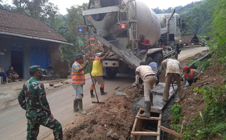 Kuda Besi Cor Beton Muncul di Lokasi TMMD 112