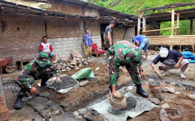 Danramil beserta anggota Koramil 0818/04 Ngantang kawal jalannya pengerjaan fisik di TMMD 112