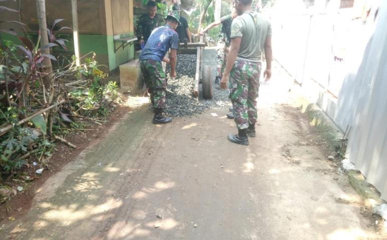  Satgas TMMD Ke-112 Hadir Memperbaiki Jalan Rusak Untuk Meningkatkan Kesejahteraan Masyarakat 