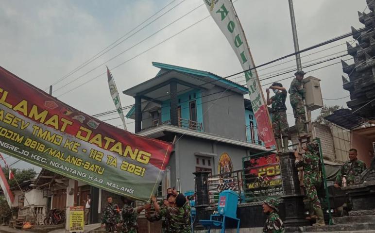 Satgas TMMD Pasang Banner Selamat Datang Tim Wasev