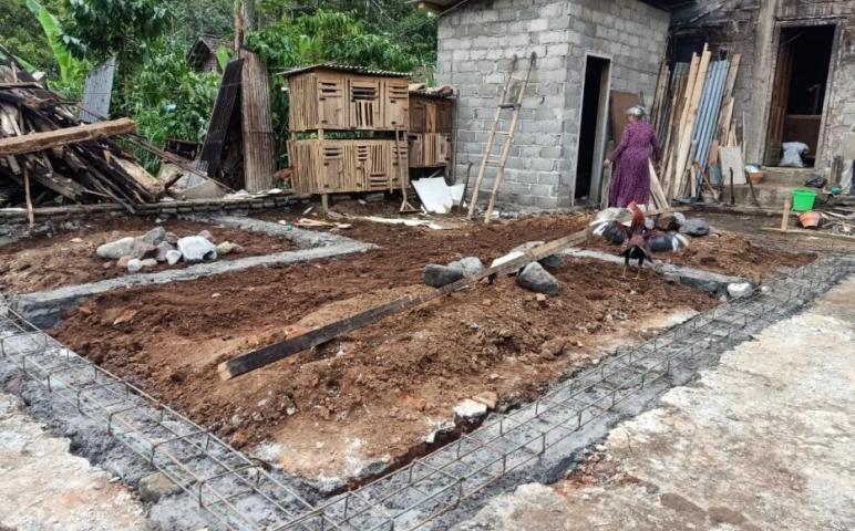 Pondasi Rumah Ibu Sulastri Sudah Kokoh 