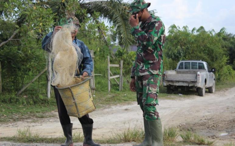 Pulang Cari Ikan, Seorang Warga di Desa Kampuri Ketiban Rezeki Dari TNI