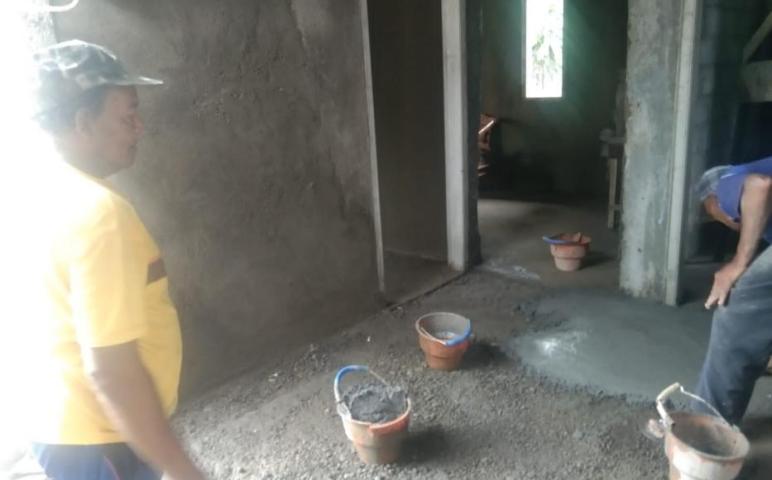 Antrian Ember Kuning Untuk Pemlasteran Lantai Rumah Kasiono